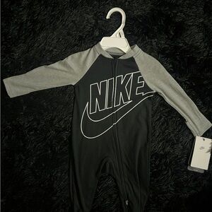Nike Kids Black and Gray Footie